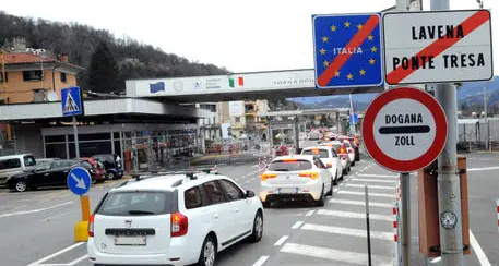 Ingressi in Svizzera: test covid anche per i vaccinati, ma per le regioni confinanti c'è l'esenzione