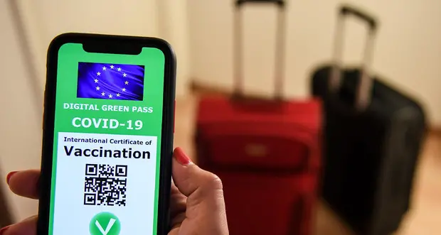Green pass: la Ue chiarisce che per viaggiare vale al massimo nove mesi