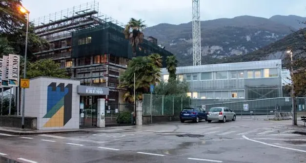 Si chiamava Nicolae Catalan, 31 anni, il tecnico morto schiacciato nell'ascensore all'Eremo di Arco