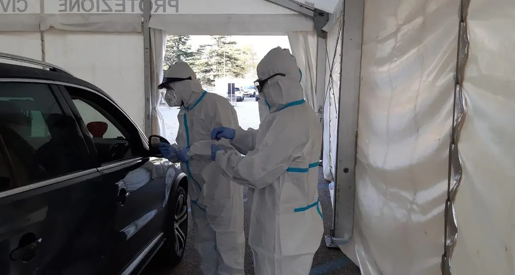 La corsa al tampone prima di Natale, code anche in Trentino