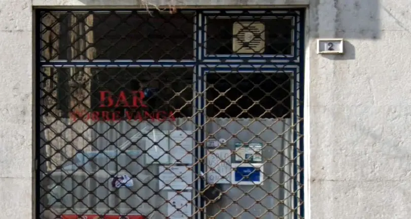 I ladri sfondano la vetrata del bar ma all'interno scoprono che c'è solo un cantiere di ristrutturazione