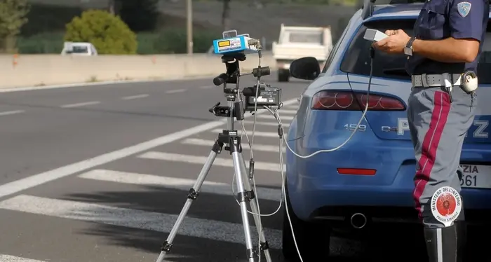 Trentino, nel 2021 la polstrada ha ritirato 340 patenti e sanzionato 842 automobilisti per eccesso di velocità