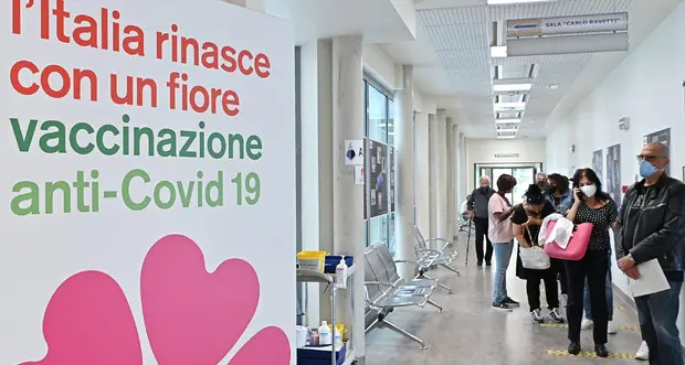 I sindacati trentini: necessario introdurre l'obbligo di vaccino per tutta la popolazione