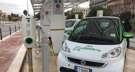 Prima patente per auto elettrica in Trentino: l'ha conseguita una ragazza