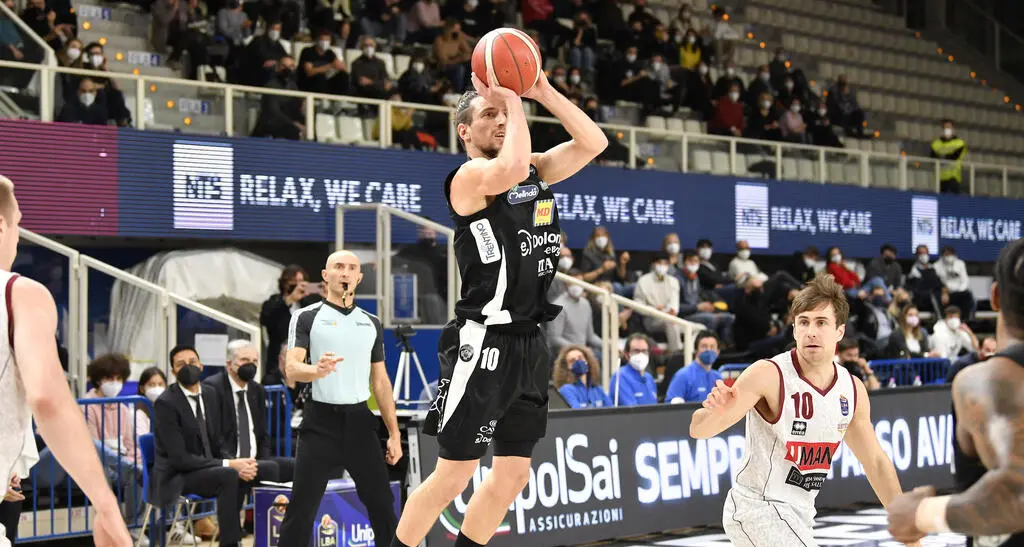 Dolomiti Energia dal grande cuore, ma la vittoria va alla Reyer Venezia: 81-94