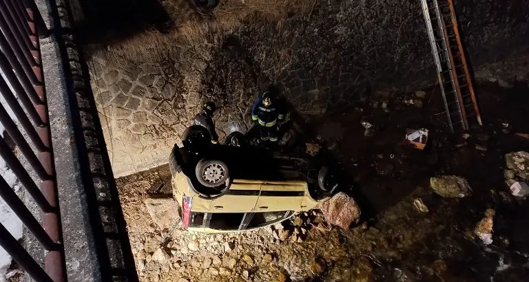 Cogolo, l'auto sbanda e precipita nel fiume: feriti due diciottenni, uno è molto grave