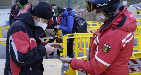 Scatta l'obbligo di super green pass per sciare in pista: via libera solo a vaccinati e guariti dal covid