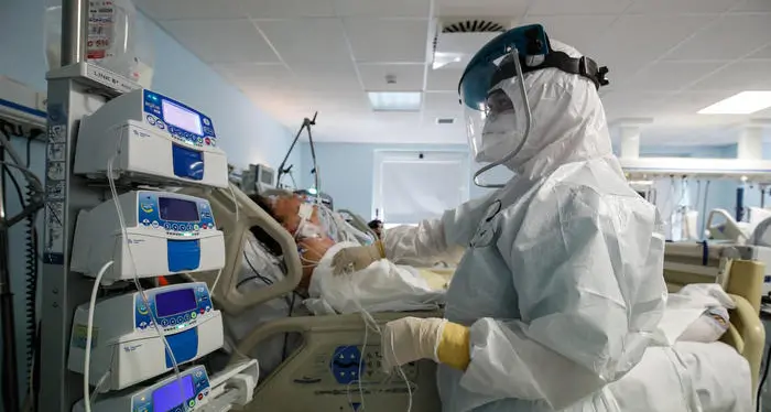 Almeno la metà degli interventi chirurgici programmati vengono rinviati a causa dell'emergenza covid