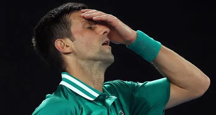Djokovic fermato di nuovo, il governo ne ha chiesto l'espulsione dall'Australia: domattina l'udienza decisiva