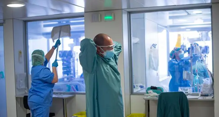 Regioni: stop al sistema per fasce colorate. Ricoveri, vicino lo scorporo di chi è positivo asintomatico ed è in ospedale per altro