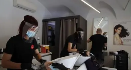 Parrucchieri e centri estetici: oggi scatta l'obbligo di green pass base per i clienti
