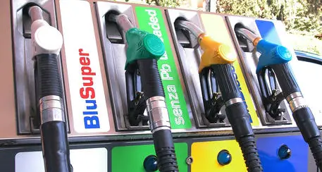 I prezzi dei carburanti continuano ad aumentare, benzina ai massimi da 9 anni