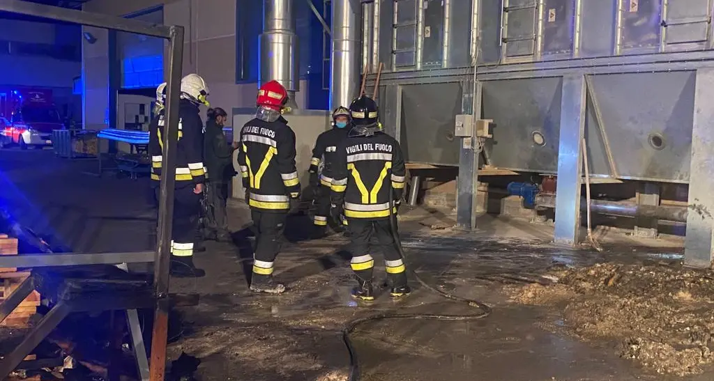 Incendio alla Roverplastik di Volano, al lavoro oltre 70 vigili del fuoco
