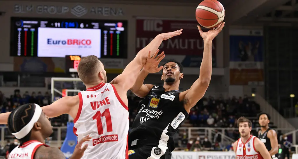 La Dolomiti Energia superata sul finale: a Trento vince Varese