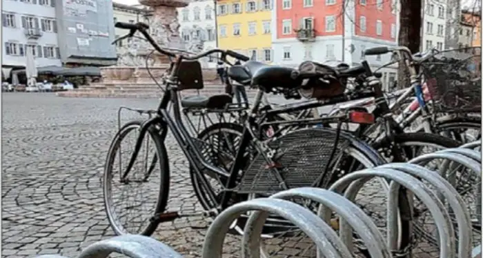 Nuovi parcheggi per le bici in piazza Duomo? Per il Comune è impossibile: altre rastrelliere deturperebbero lo spazio