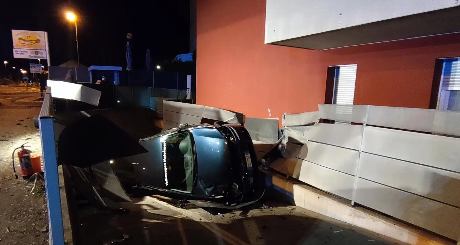 Terribile scontro fra due vetture a Calliano, una finisce contro una casa: ferite lievi per due giovani. I residenti: \"Abbiamo paura, quel punto va messo in sicurezza\"