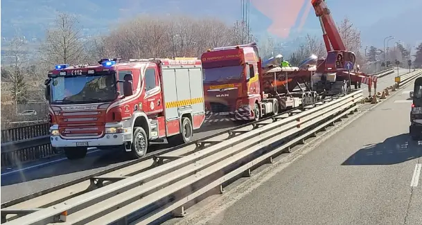 Tir perde il carico in tangenziale, traffico deviato e lungo intervento dei vigili del fuoco con l'autogru