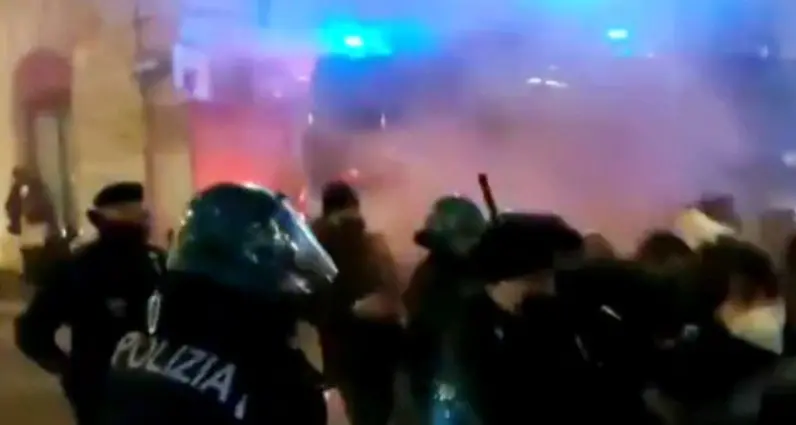 Polemiche roventi dopo le manganellate agli studenti ai cortei contro l'alternanza scuola-lavoro
