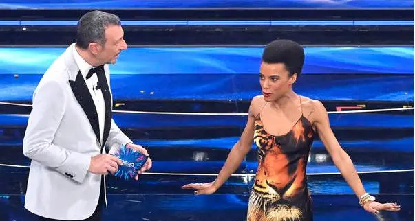 Sanremo, stasera tutti i cantanti in scena e via al televoto. Emozioni e risate ieri sul palco con Zalone e Lorena Cesarini. Omaggio a Monica Vitti