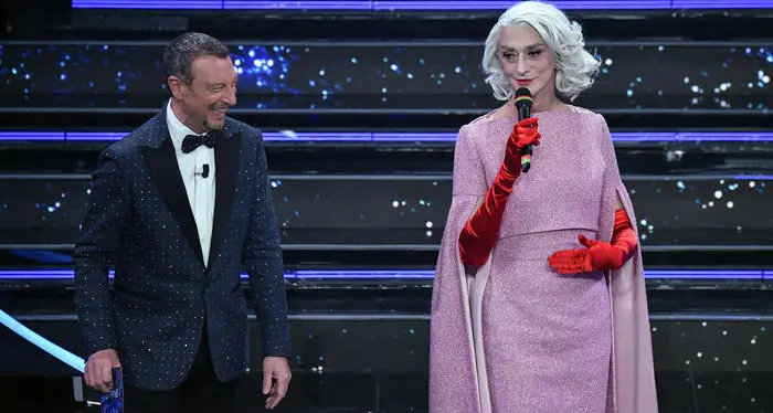 Sanremo, stasera sarà il momento delle cover: ecco tutte le canzoni previste. Amadeus: mi ha telefonato Mattarella