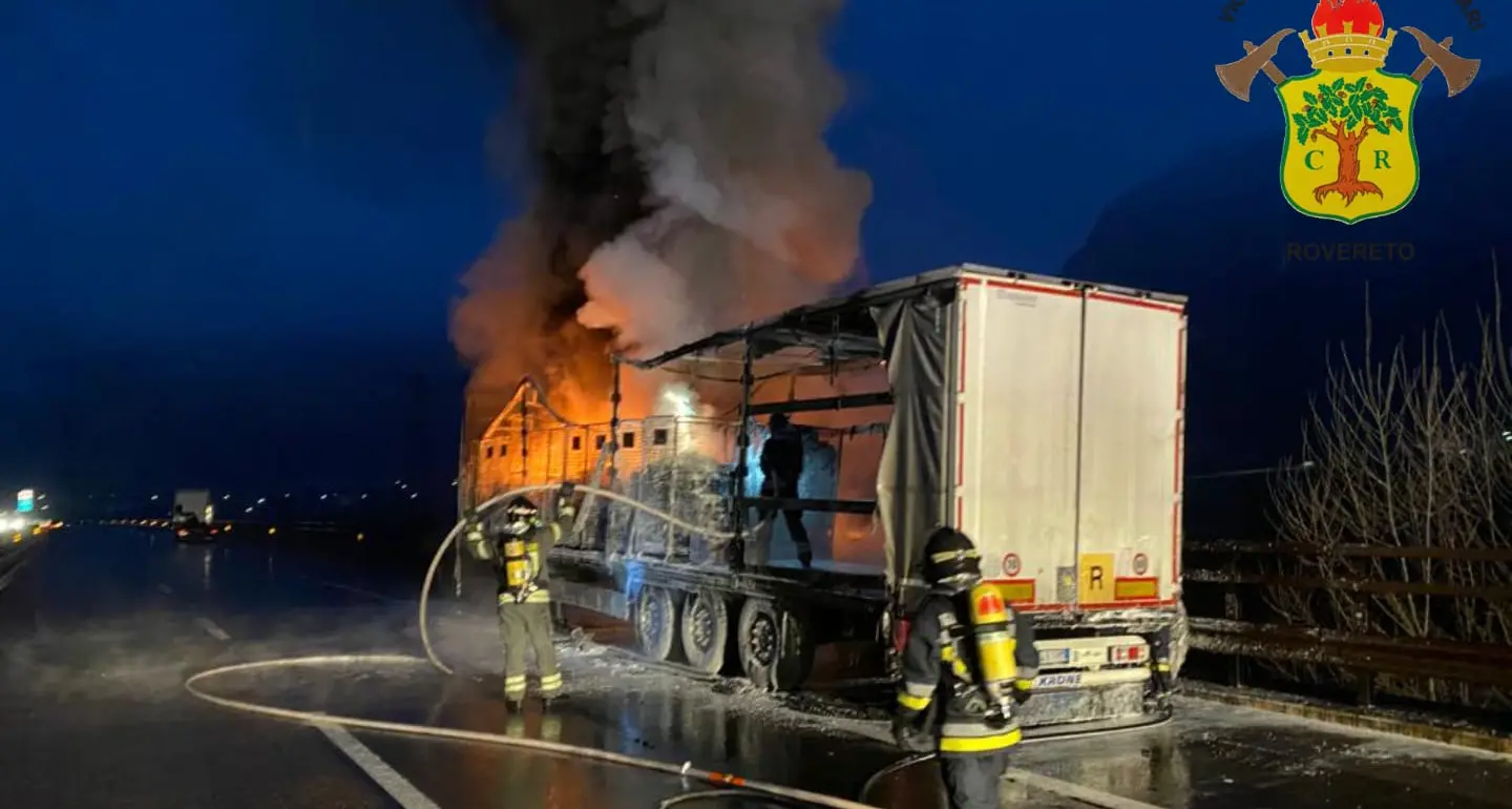 Tir in fiamme in autostrada, gran lavoro per i vigili del fuoco tra Rovereto e Ala