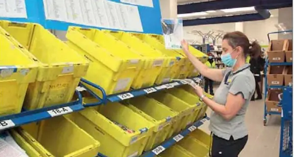 «Poste, mancano cento addetti»: l'azienda assume portalettere (ecco come fare la domanda)