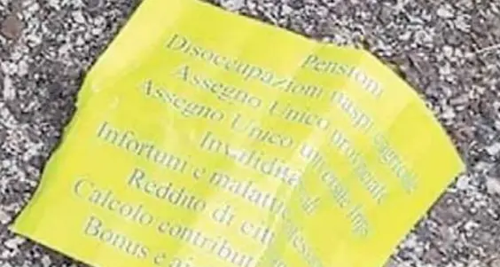 Confezioni di cibo nuove abbandonate per strada, ma sembra una provocazione