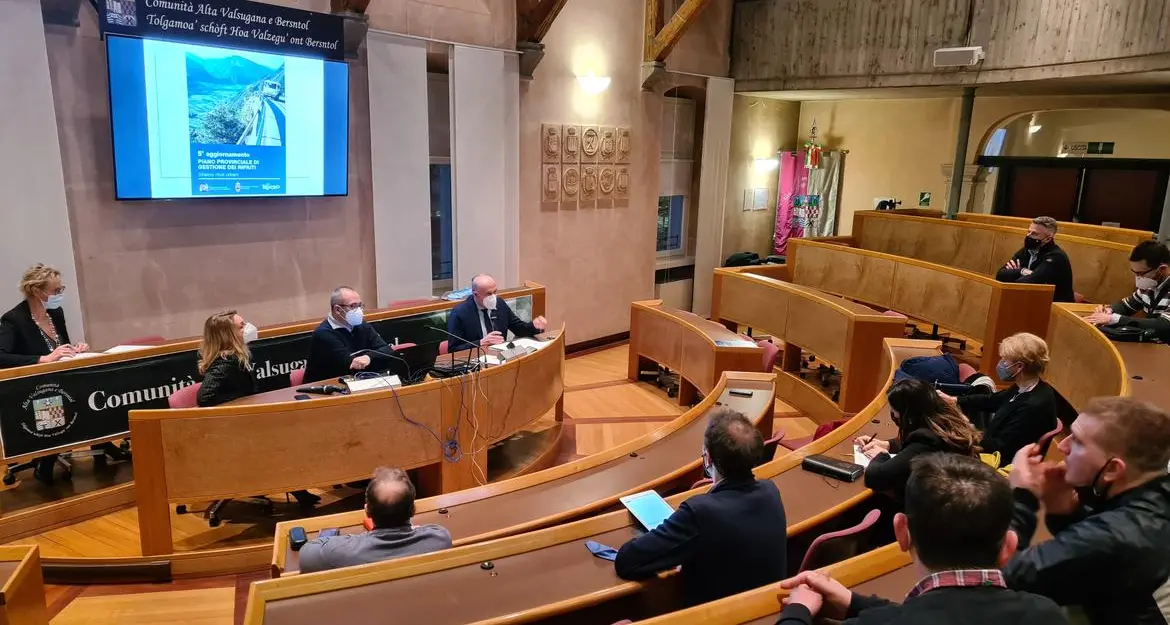 Rifiuti in Trentino, un nuovo impianto a combustione o un gassificatore: Tonina illustra le ipotesi in campo