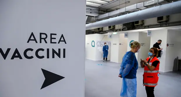 Vaccinazioni, l'Aifa dà l'ok alla quarta dose per le persone gravemente immunodepresse