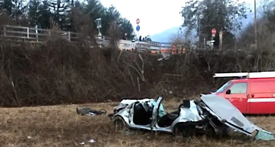 Pauroso schianto a Vezzano: gravissimo un ragazzo di 21 anni, ferito il coetaneo che viaggiava nell'auto con lui