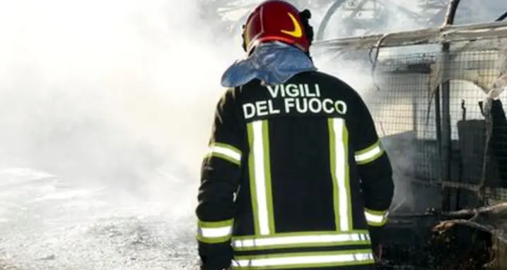 A fuoco un edificio rurale nelle campagne vicino a Romagnano