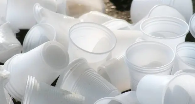 La Provincia dice no a bicchieri e piatti monouso, per ridurre plastica e rifiuti. Ma le aziende del settore fanno ricorso al Tar