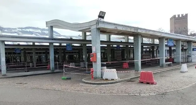 Ragazzo minacciato in stazione con una chiave inglese e poi preso a pugni da alcuni coetanei che volevano soldi