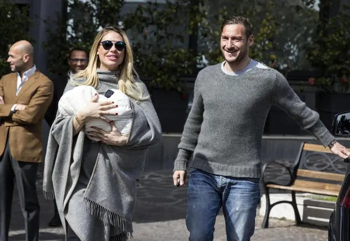 Francesco Totti e la moglie Ilary Blasi escono dalla clinica Mater Dei con la loro terzogenita Isabel, Roma, 14 marzo 2016. ANSA/MASSIMO PERCOSSI
