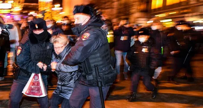 In Russia c'è anche chi scende in piazza contro il conflitto: arrestati 500 pacifisti, molti sono giovani