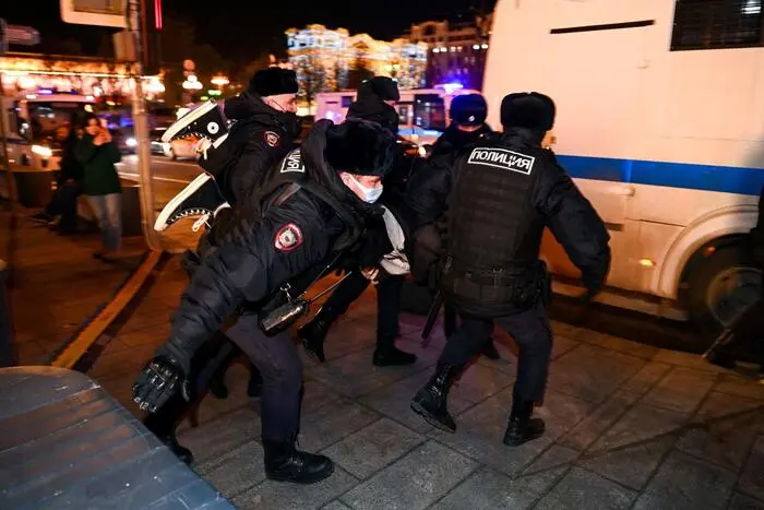 Police officers detain a demonstrator during a protest against Russia's invasion of Ukraine in Moscow on February 24, 2022. - Russian President Vladimir Putin launched a full-scale invasion of Ukraine on Thursday, killing dozens and triggering warnings from Western leaders of unprecedented sanctions. Russian air strikes hit military installations across the country and ground forces moved in from the north, south and east, forcing many Ukrainians flee their homes to the sounds of bombing. (Photo by Kirill KUDRYAVTSEV / AFP)