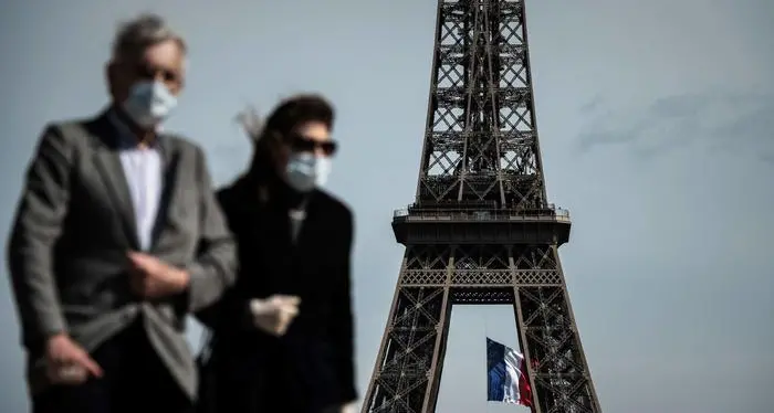 Francia, via la mascherina negli ambienti chiusi in cui c'è l'obbligo di green pass