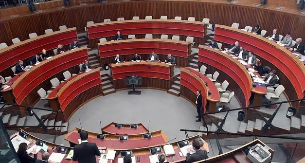Consiglieri, aumenti di 700 euro al mese: ma così si sfora il tetto previsto dalla legge nazionale