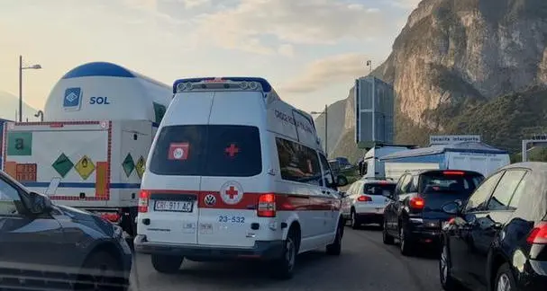 Incidente in tangenziale, due feriti e disagi al traffico