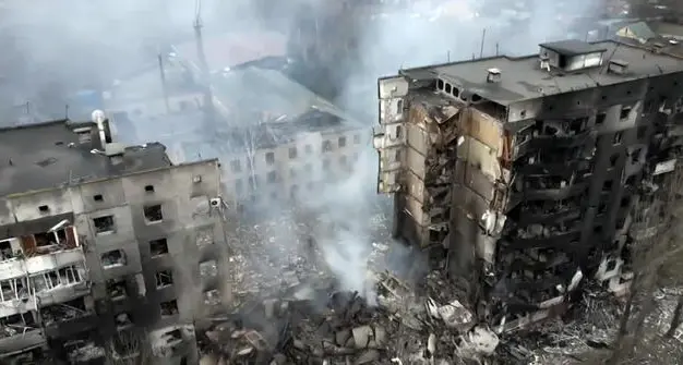 Kiev assediata, ancora bombe russe sull'Ucraina e civili in fuga. L'Occidente annuncia nuove sanzioni contro Mosca. Da Trento partono i camion carichi di aiuti ai profughi