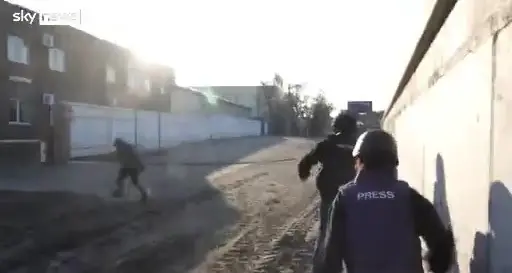 Kiev, agguato all'auto della troupe di Sky News: ferito un reporter (che ha filmato tutto)