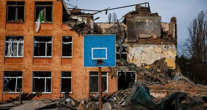 Rinviata l'evacuazione di Mariupol: la tregua promessa dai russi non c'è. In molte citta italiane manifestazioni per la pace
