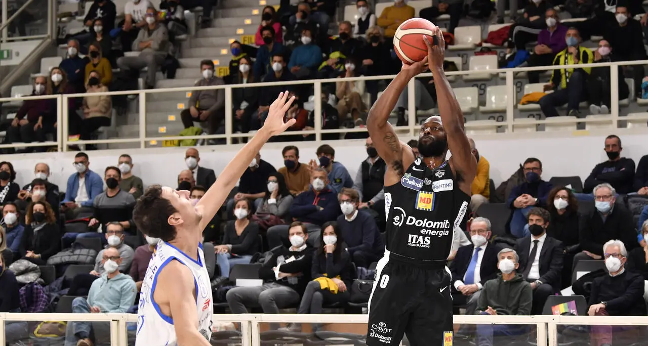 La Dolomiti Energia cede sul finale: Sassari espugna Trento 66-74