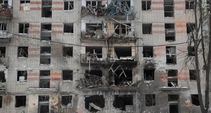 Zelensky: sullo status dei territori separatisti si può trattare. Corridoi umanitari, nuove accuse di violazione: \"I russi bombardano\"