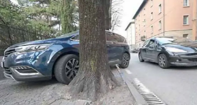 Eliminati dodici posti macchina in via Milano: le auto in sosta invadevano il marciapiede