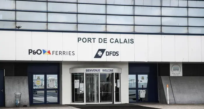 Parigi critica Londra: accolgono pochissimi profughi ucraini, crisi al porto di Calais