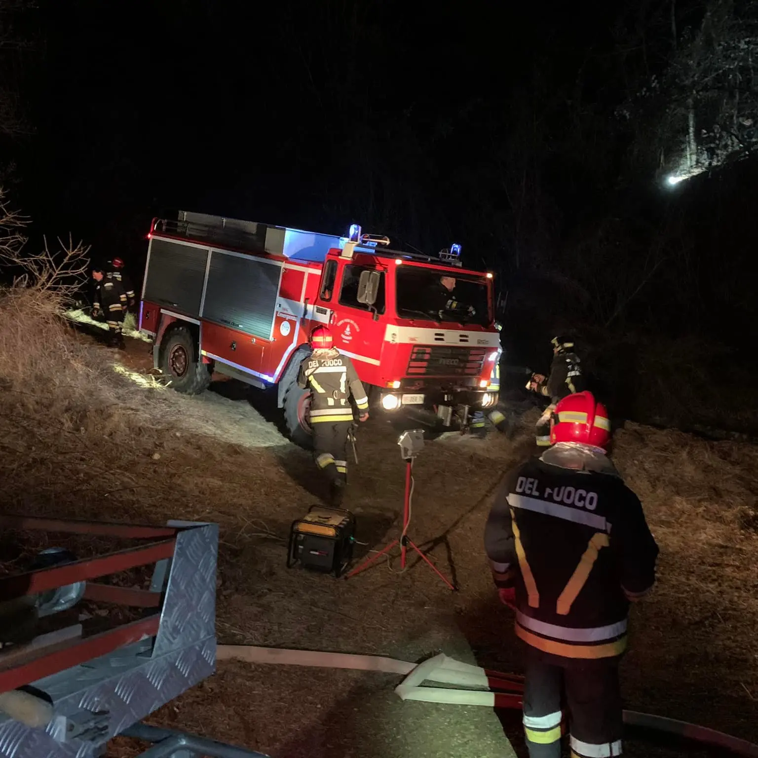 Fiamme nei boschi a Commezzadura, gran lavoro nella notte per i vigili del fuoco