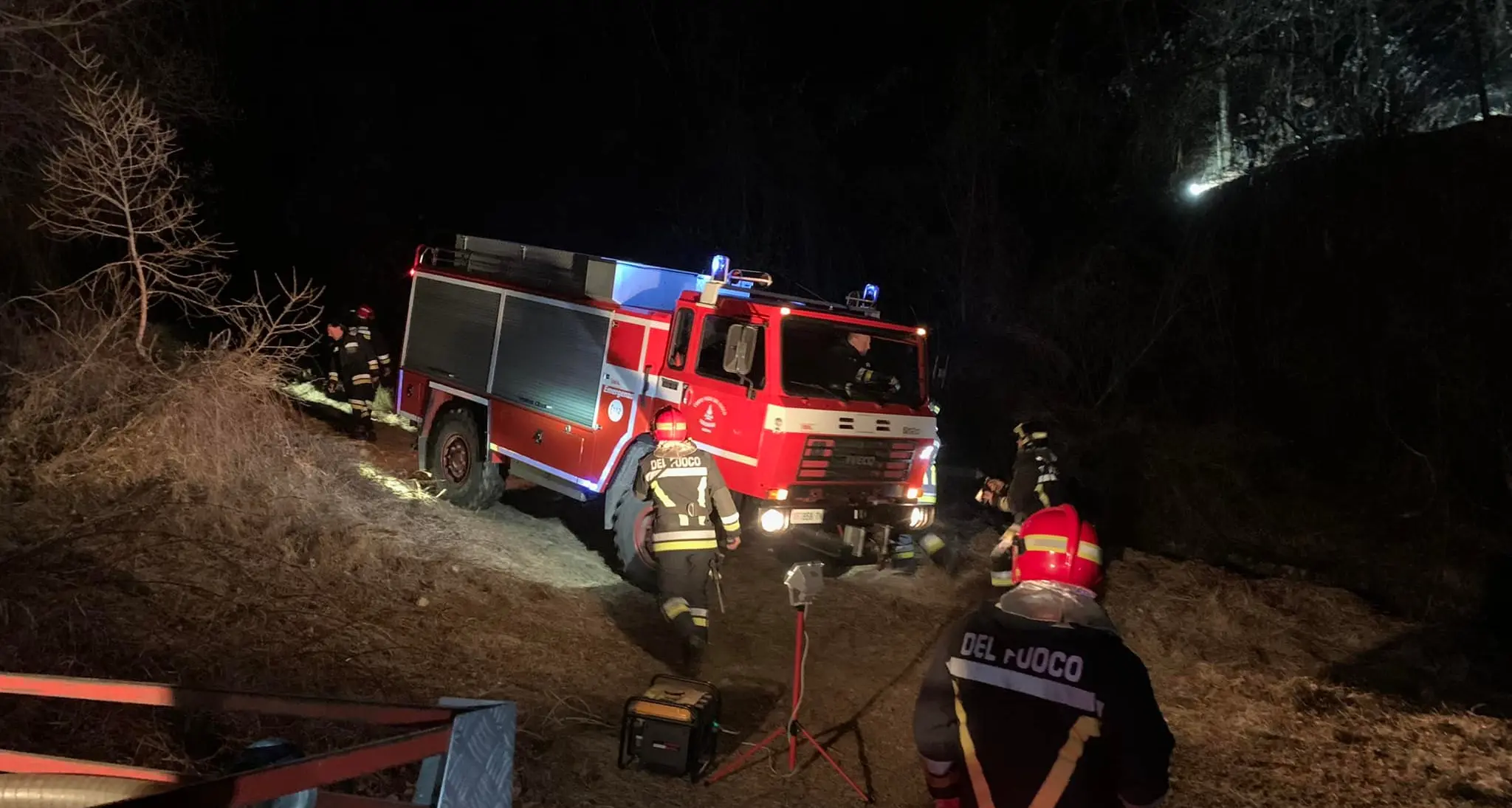 Fiamme nei boschi a Commezzadura, gran lavoro nella notte per i vigili del fuoco