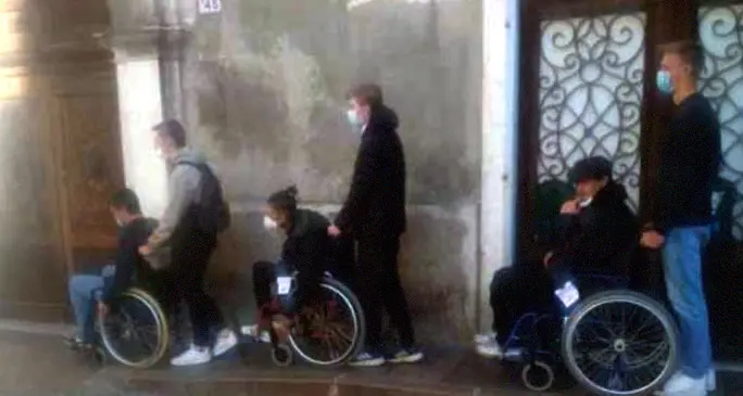 In carrozzina in città: gli studenti elaborano soluzioni contro le barriere architettoniche