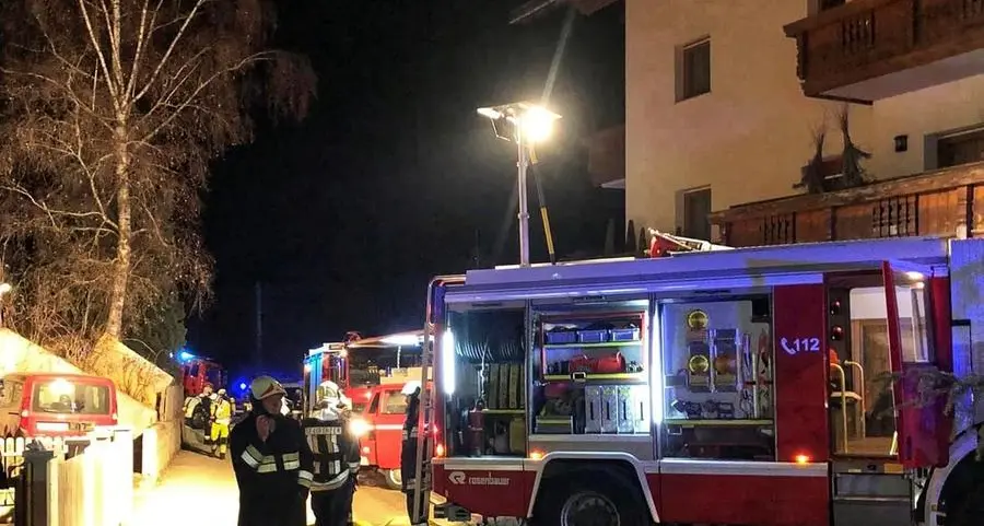 Rogo nella notte in un albergo a Mantana, evacuate cento persone